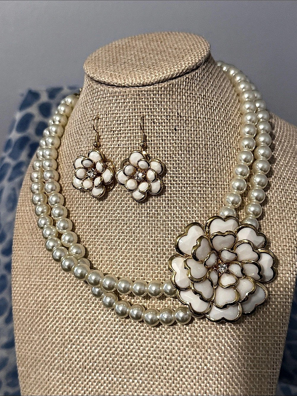 White Pearl Floral Jewelry Set Like New